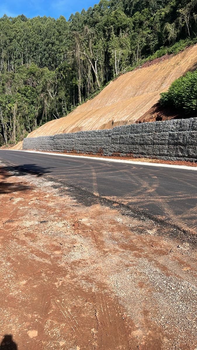 Muro de contenção em gabião para proteção de encosta, com talude reconstituído e pista pavimentada